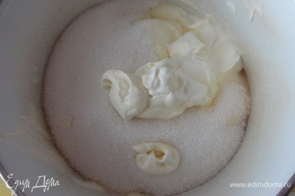 Для сметанно-желатинового крема сметану соединить с сахаром.