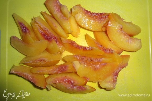 Бланшированные остывшие персики нарезать тонкими ломтиками.