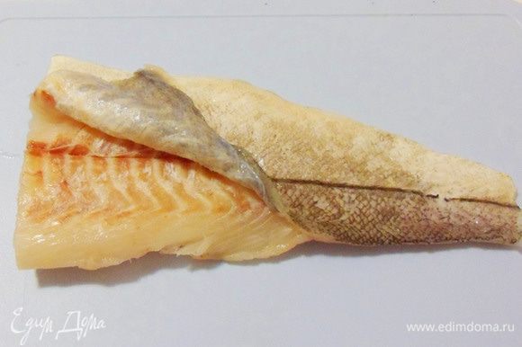 Освободить филе белой рыбы (у меня — пикша) от кожи. Это удобно делать, не полностью разморозив рыбу.