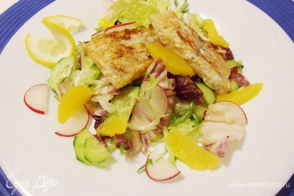 Рыба в лимонном соке с зеленым салатом готова. Приятного аппетита!