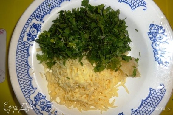 Сыр натереть на крупной терке, соединить с зеленью и чесноком.