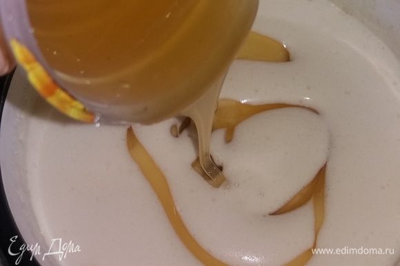 Добавить мед и сливочное масло. Оставить на водяной бане еще на 1–2 минуты, до растворения масла. Помешивать.