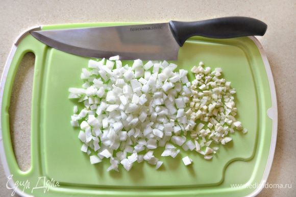 Лук мелко порубите, чеснок измельчите и слегка пассируйте на оливковом масле (1–2 ст. л.).
