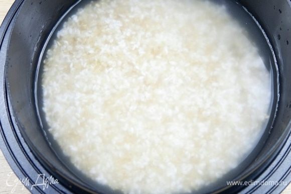 Сначала приготовьте рис. Промойте рис под проточной водой.