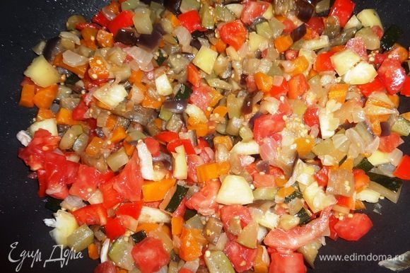 Добавить перец и помидор в сковороду к овощам, перемешать, жарить еще несколько минут, чтобы перец немного размягчился.