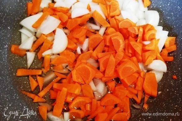 В хорошо разогретое растительное или оливковое масло выкладываем лук и морковь. Обжариваем, помешивая около 10 минут.