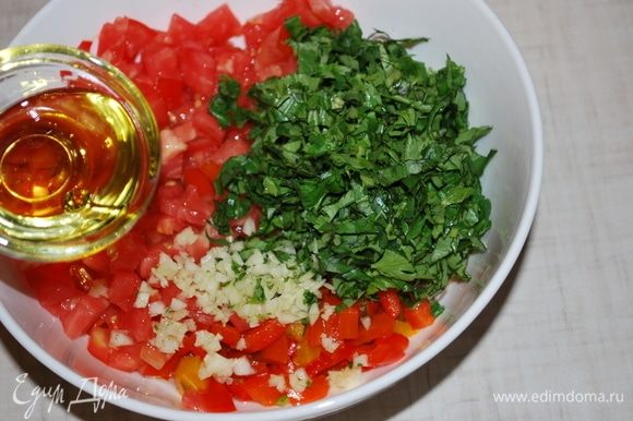 Нарезать свежий помидор, свежую зелень, чеснок, добавить оливковое масло.