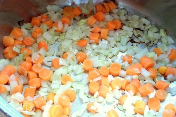 Обжарить в кастрюле с толстым дном овощи.