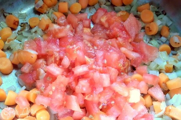 Когда слегка обжарятся, добавить томат без кожицы. Или заменить томатной пастой.