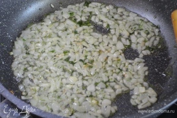 Стебли кинзы, лук и чеснок мелко порубить ножом и обжарить на оливковом масле на небольшой температуре минуты 3.
