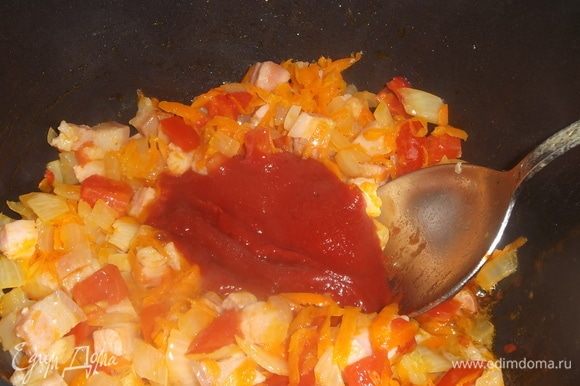 Добавить томатную пасту, обжаривать в течение 5 минут.