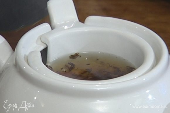 Листовой чай залить 100 мл кипятка и дать постоять.