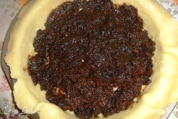 По дну формы на тесто распределить пюре из чернослива.