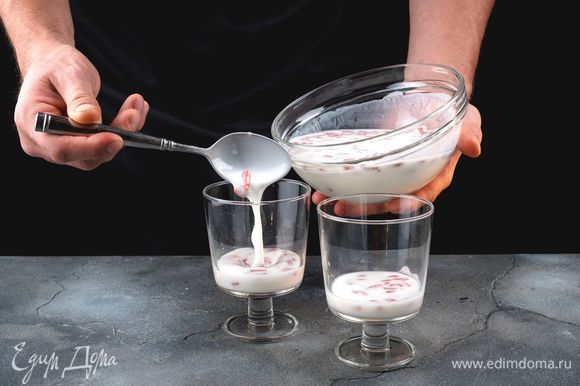 Подготовьте стаканы. На дно влейте немного йогурта с ягодами годжи.