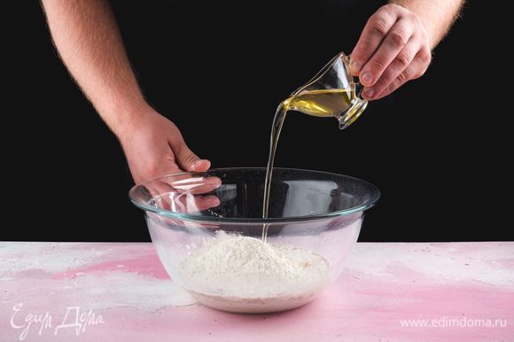 Добавьте оливковое масло и снова вымесите тесто. Оставьте на 10 минут.