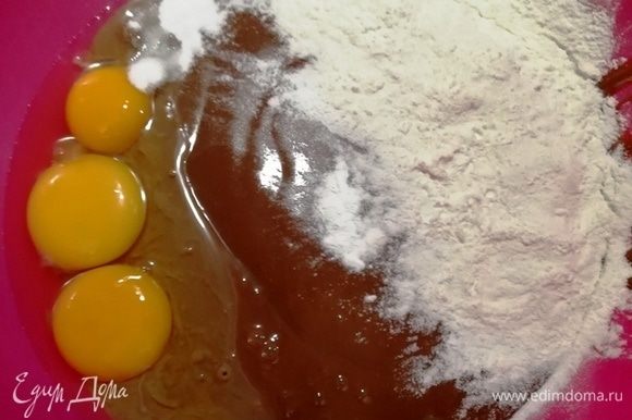 Для начинки потребуется 3 яичных желтка, крахмал, ванилин и 2 банки сгущенного какао.