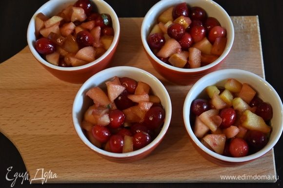 Разложить фруктово-ягодную смесь по формам. Сверху на ягоды распределить штрейзельную крошку. Крамбл можно запечь в одной большой форме или в небольших порционных формах.