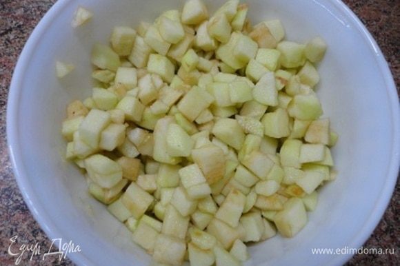 3 средних яблока очистить от кожицы и семян и нарезать кубиками. Залить любым ароматным алкоголем и оставьте примерно на 1 час, периодически помешивая.