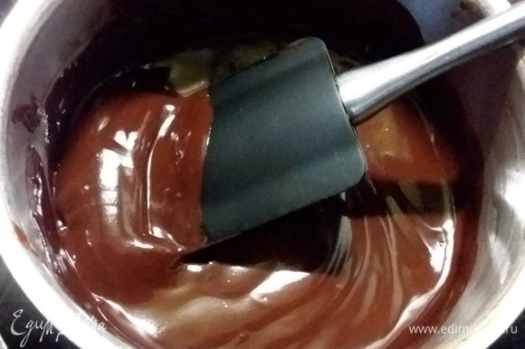Для глазури растопить шоколад с маслом и сливками, вымешать до гладкости,