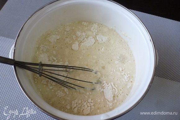 Приготовить тесто для блинчиков из указанных ингредиентов. Дать постоять минут 10–15. В конце добавить растительное масло.