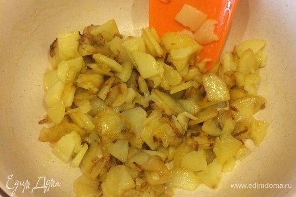 Готовый картофель переложить в миску и дать слегка остыть 3–4 мин.