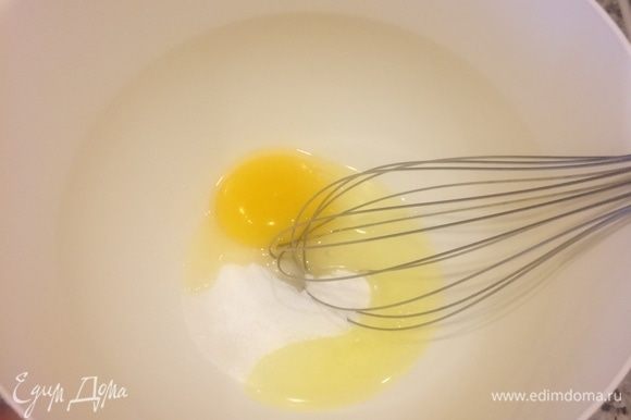 В мацони добавить соду, перемешать и дать постоять 3–5 минут. Яйцо хорошо взбить венчиком с сахаром и ванильным сахаром.