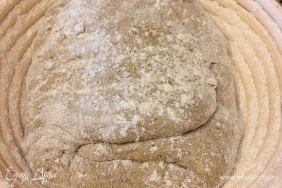 Затем корзинку для расстойки хлеба хорошо присыпать мукой, переложить хлеб в корзинку швом вверх, накрыть и оставить на полтора часа. Пока тесто отдыхает, ставим чугунок в духовку и нагреваем ее до 220°C.