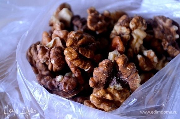Грецкие орехи обжариваем и измельчаем любым удобным способом. Кладем в варенье орехи и доводим до кипения.