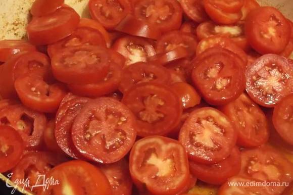 Помыть помидоры, нарезать кружочками и обжарить на растительном масле.