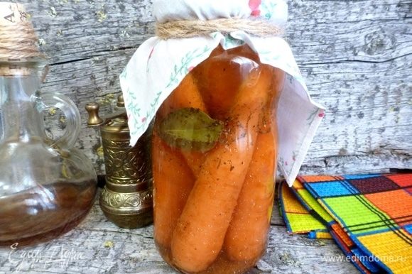Маринованная морковь по-итальянски будет готова через месяц, тогда ее можно будет продегустировать. Вкусных вам заготовок!