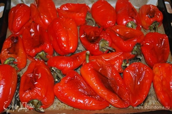 Запекаем в духовке 2 кг красного болгарского перца при температуре 200°C примерно 30 минут. Я переворачивала перец, чтобы он запекся с двух сторон. Выбирайте красные мясистые плоды — от этого будет зависеть вкус и цвет икры.