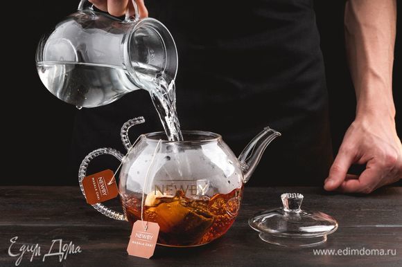 Вскипятите очищенную воду и залейте кипяток в заварник. Оставьте на 5–7 минут, чтобы чай заварился.
