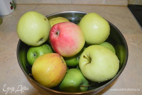 Для начала яблоки необходимо промыть и высушить.