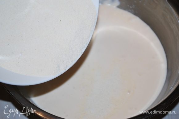 В манную крупу добавляем 40 г рисовой муки и 10 г разрыхлителя, немного соли. Все хорошо перемешиваем и добавляем к тесту. Перемешиваем и оставляем тесто на 15 минут.