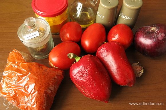 Подготовим продукты — перец, томаты, лук, масло и специи.