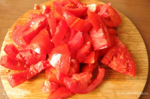 Нарезаем томаты.