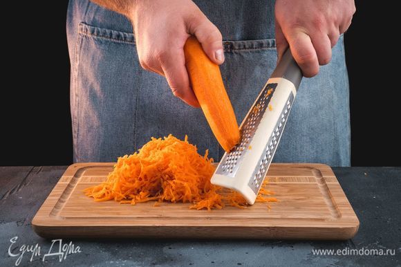 Очистите морковь и натрите на мелкой терке.