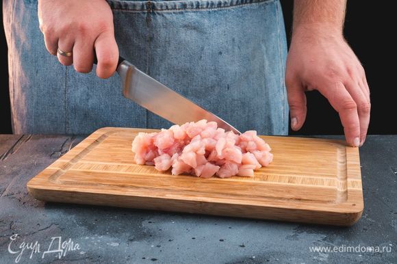 С помощью острого ножа нарубите подготовленное куриное филе на мелкие кусочки.