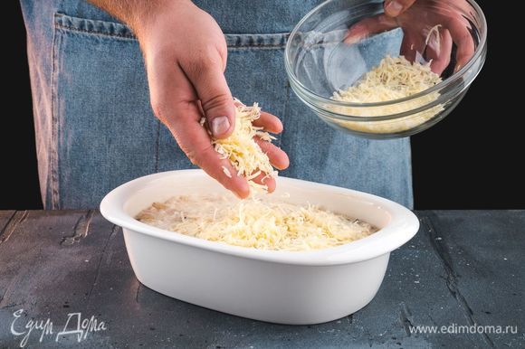 Форму для запекания смажьте сливочным маслом и выложите в нее массу. Посыпьте сверху тертым сыром.