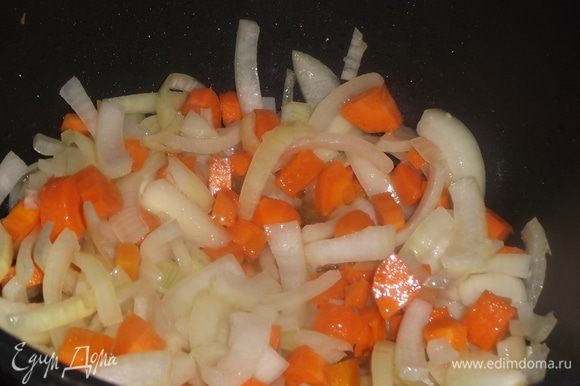 Нарезать морковь и лук. Обжарить на растительном масле до изменения цвета.