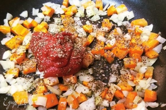 Когда овощи станут мягкими, добавляем томатную пасту, тимьян и базилик. Перемешиваем, даем пару минут поджариться и отключаем.