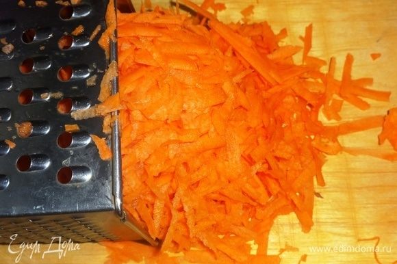 Морковь очистить от кожуры, вымыть, обсушить бумажным полотенцем. Натереть на терке соломкой.
