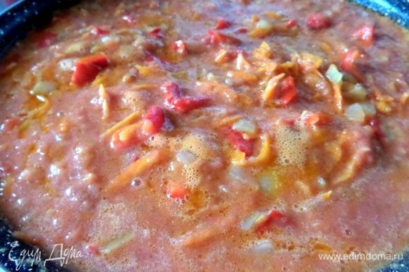 Влить томатное пюре в сковороду.