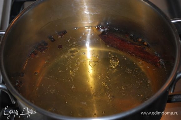 После того, как тыква настоится, слить с тыквы воду в кастрюлю, добавить специи (палочку корицы, душистый перец, гвоздику, черный перец) и проварить 10 минут, добавить сахар и соль.