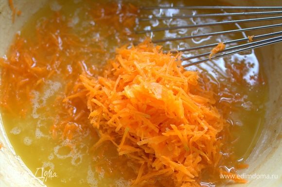 Добавить сырую тертую морковь (можно парочку).