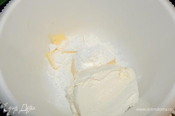 Теперь очередь крем чиза. В чашу для взбивания выложить сливочное масло комнатной температуры, холодный творожный сыр и сахарную пудру.
