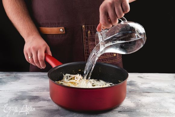 Налейте в сковороду воду, чтобы ее уровень был чуть ниже мяса. Доведите до кипения и томите под крышкой на малом огне 45 минут.