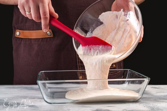 Переложите массу в стеклянную форму и отправьте в морозилку на час, перемешивая силиконовой лопаткой каждые 20 минут.