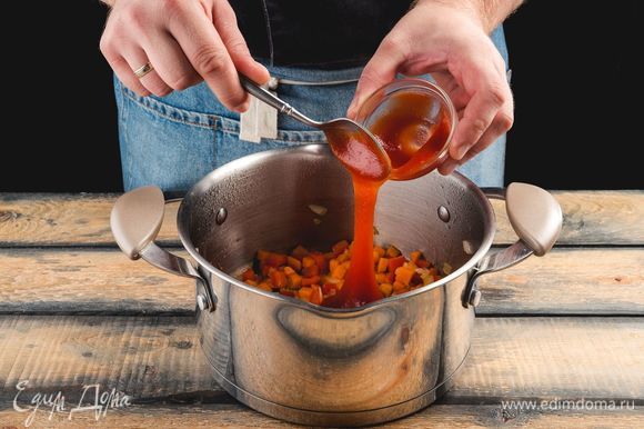 В большой кастрюле сделайте из овощей зажарку с добавлением томатной пасты.