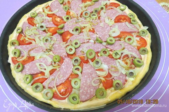 Пицца с томатным соусом, сыром, колбасой и ветчиной